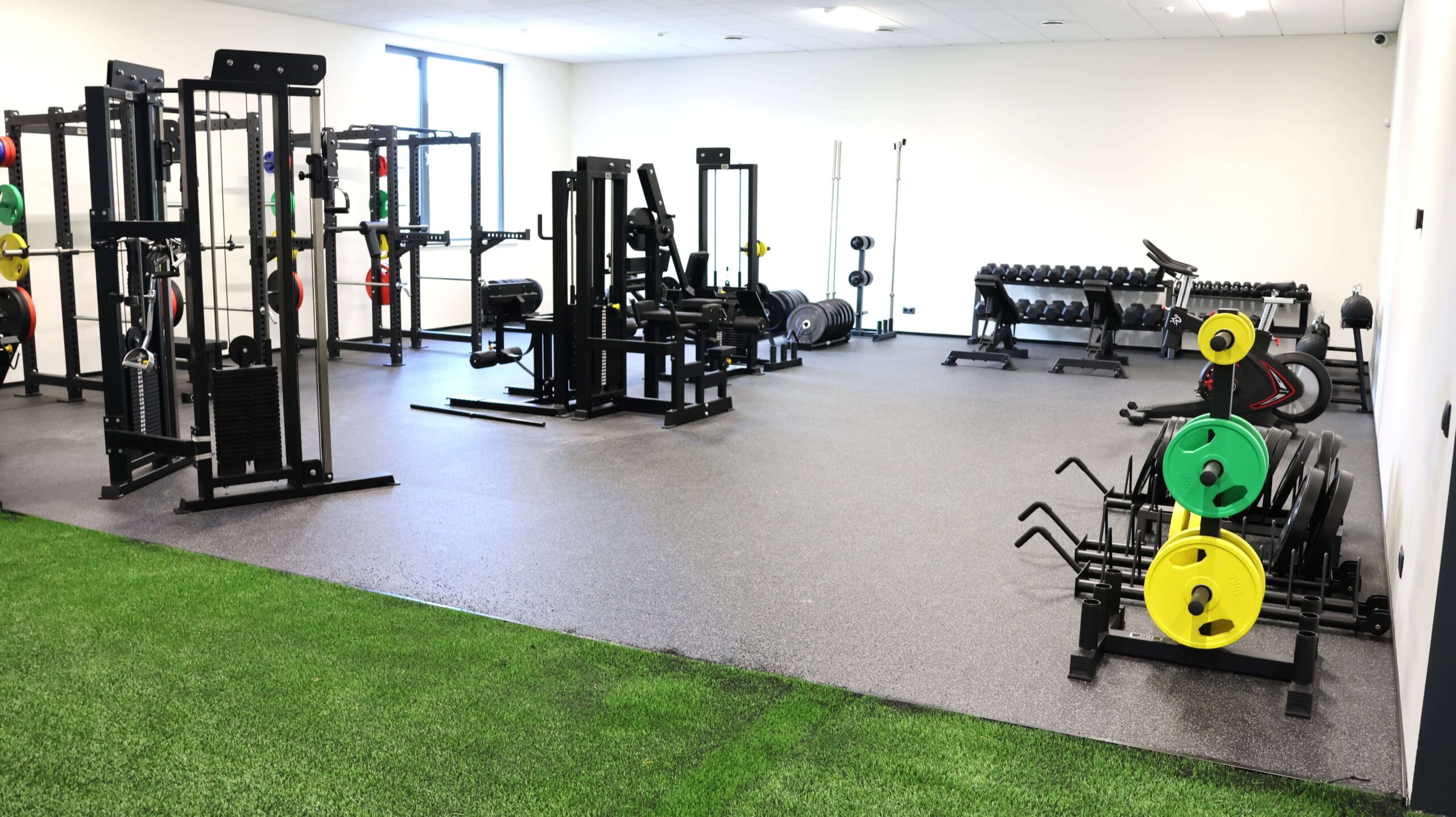 Spordi sisehalli jõusaal spetsiaalselt jalgpalluritele ja kergejõustiklastele mõeldud vahenditega