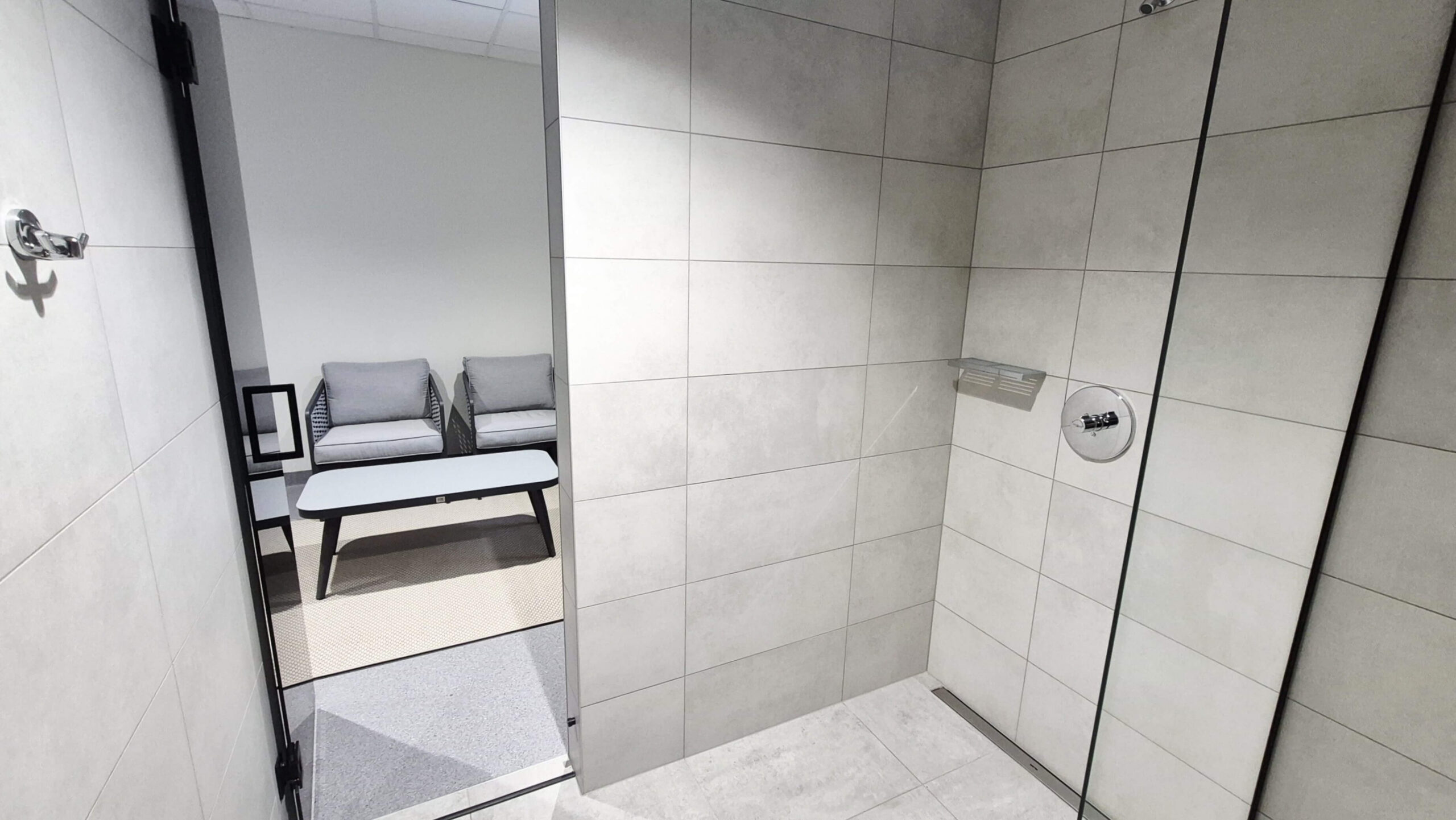 Viimsi jalgpalli- ja kergejõustikuhalli sauna eesruum ja pesuruum